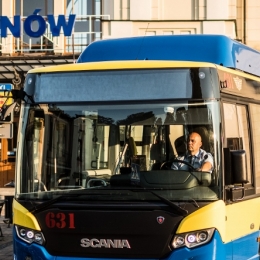 Autobus marki SCANIA Citywide LF CNG - sesja na tle dworca PKP